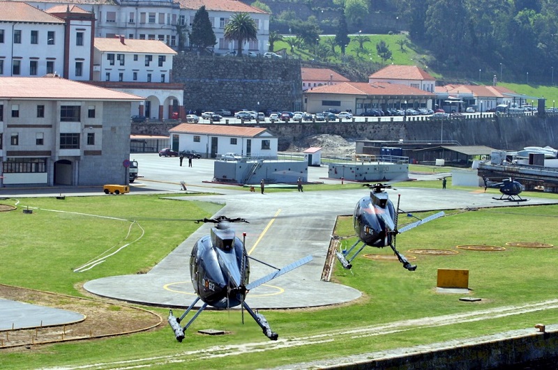 H-500 aproximándose a la Escuela Naval Militar de Marín