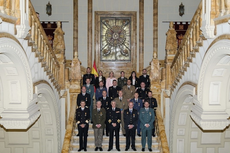 Foto de grupo del AJEMA con los condecorados con la Cruz del Mérito Naval