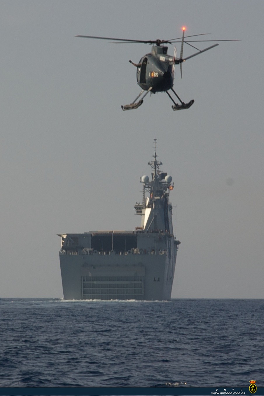 Aproximación de un helicóptero H-500 al LHD Juan carlos I