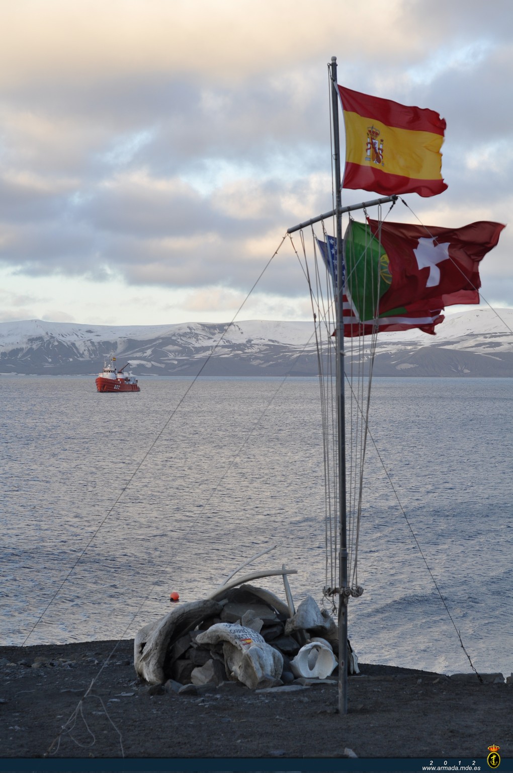 BIO Las Palmas fondeado frente a Isla Decepción en la Antártida