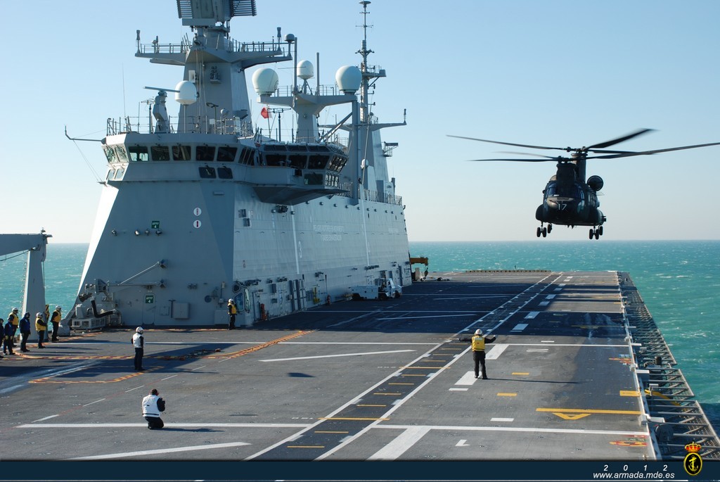 Helicóptero Chinook del ET tomando en el LHD Juan Carlos I