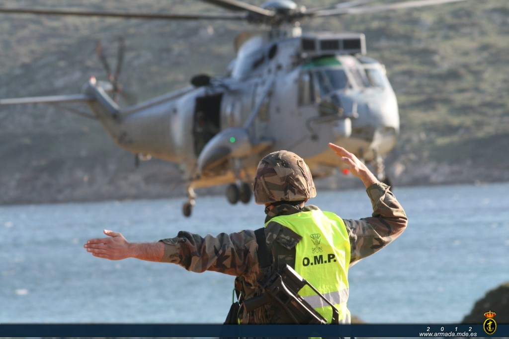 Helicóptero SH-3D en operaciones anfibias