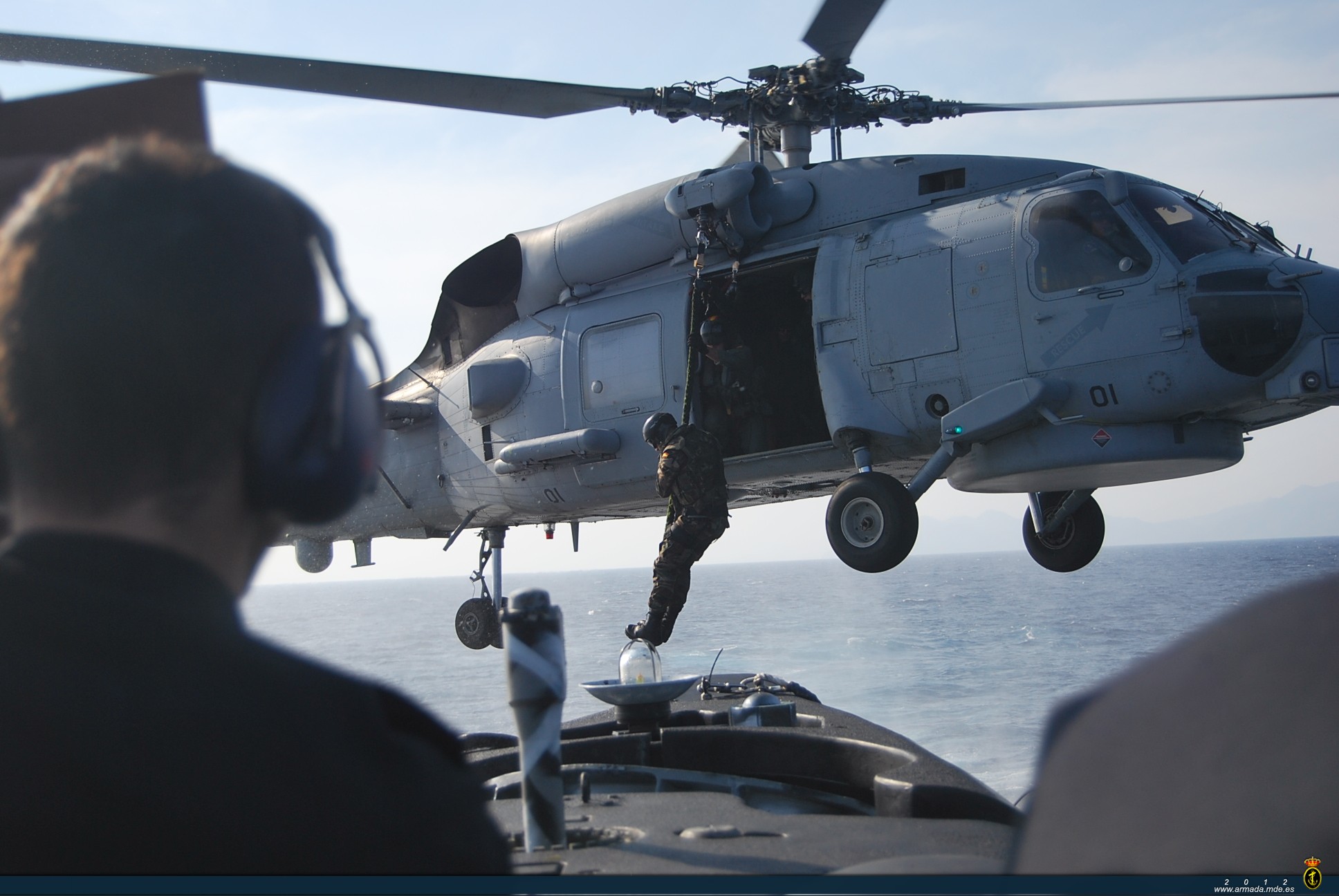 Inserción de un equipo de IM por Fast Rope de un SH-60B sobre un submarino
