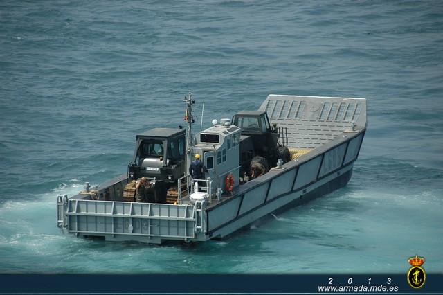 LCM transportando vehículos de Infantería de Marina