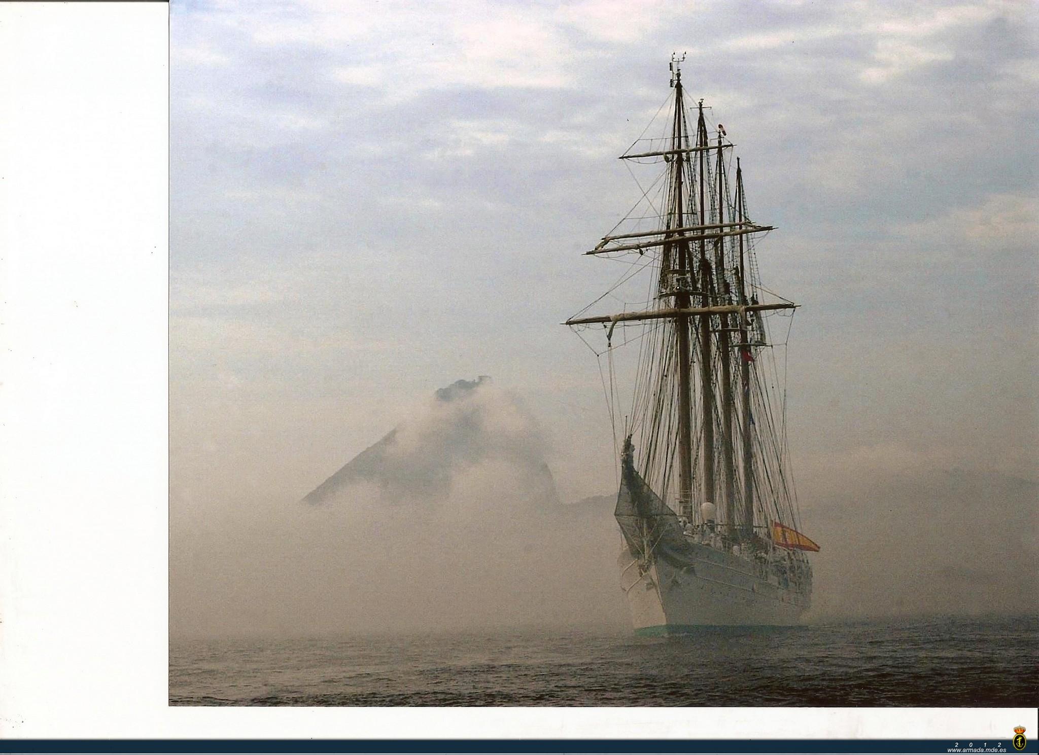 BE Juan Sebastián de Elcano entre la niebla