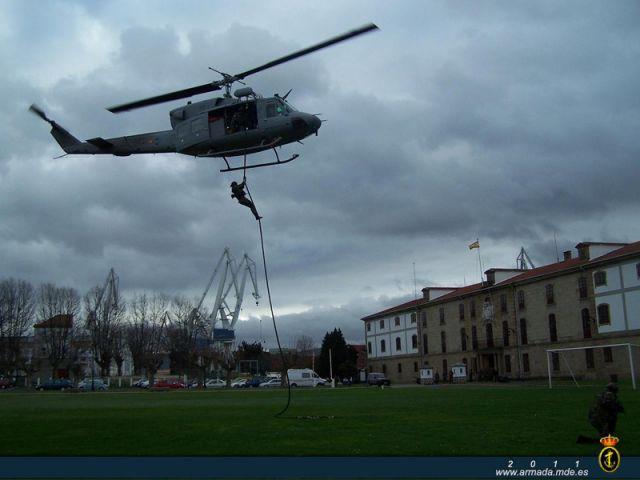 Tercio Norte. Fast-rope desde helicóptero en el campo de futbol de la Unidad.