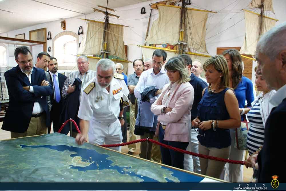 El vicealmirante Santiago Bolíbar explica un mapa en relieve de la ría de Ferrol en el Museo Naval