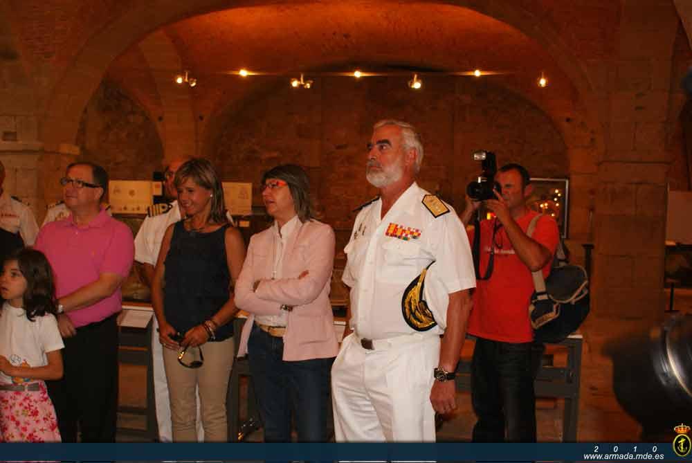 El Almirante Jefe del Arsenal de Ferrol, junto con la Conselleira do Mar y la Presidente de Spinnaker, durante la visita al Museo de Construcción Naval