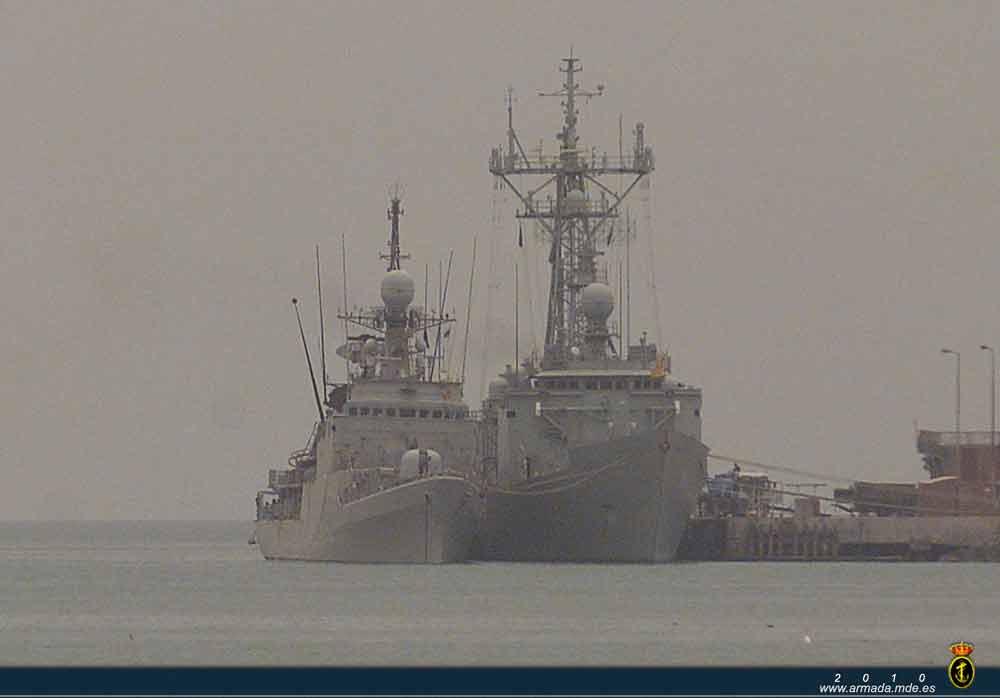 La fragata Victoriay el patrullero Infanta Cristina abarloados en el puerto de Yibuti