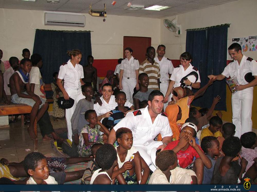 Miembros de la dotación de la fragata Victoria durante su visita al hospicio