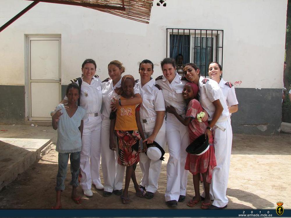 Grupo de marineros de la fragata Victoria con niños del orfanato