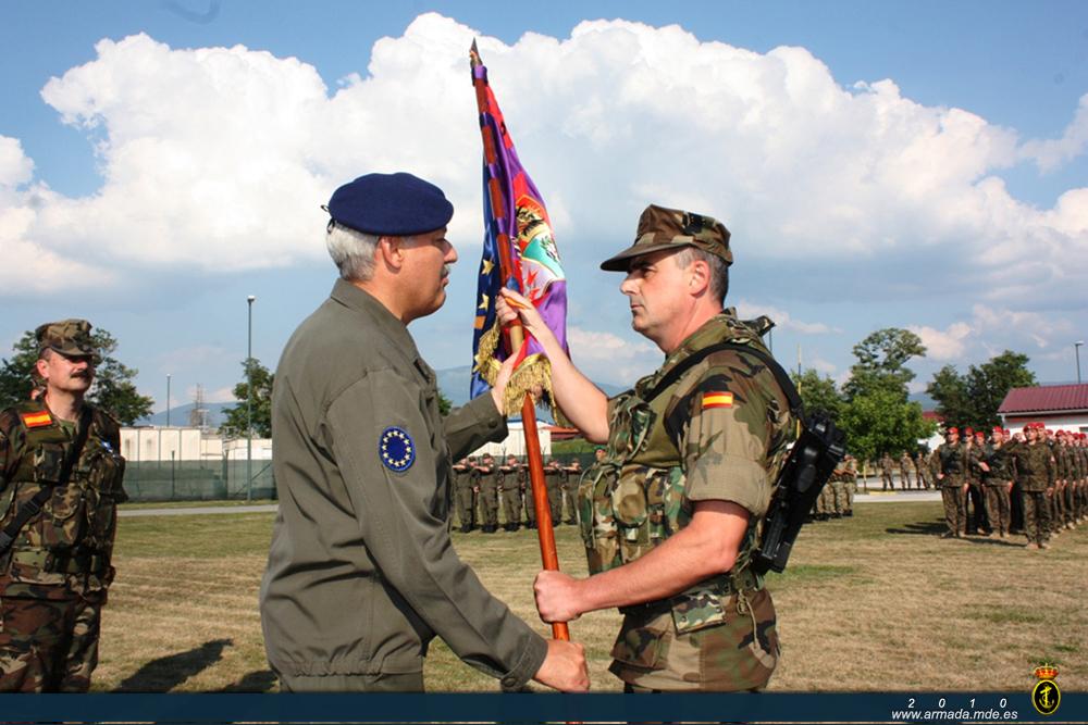 El general Bernhard Bair hace entrega del banderín a la XI Fuerza Expedicionaria