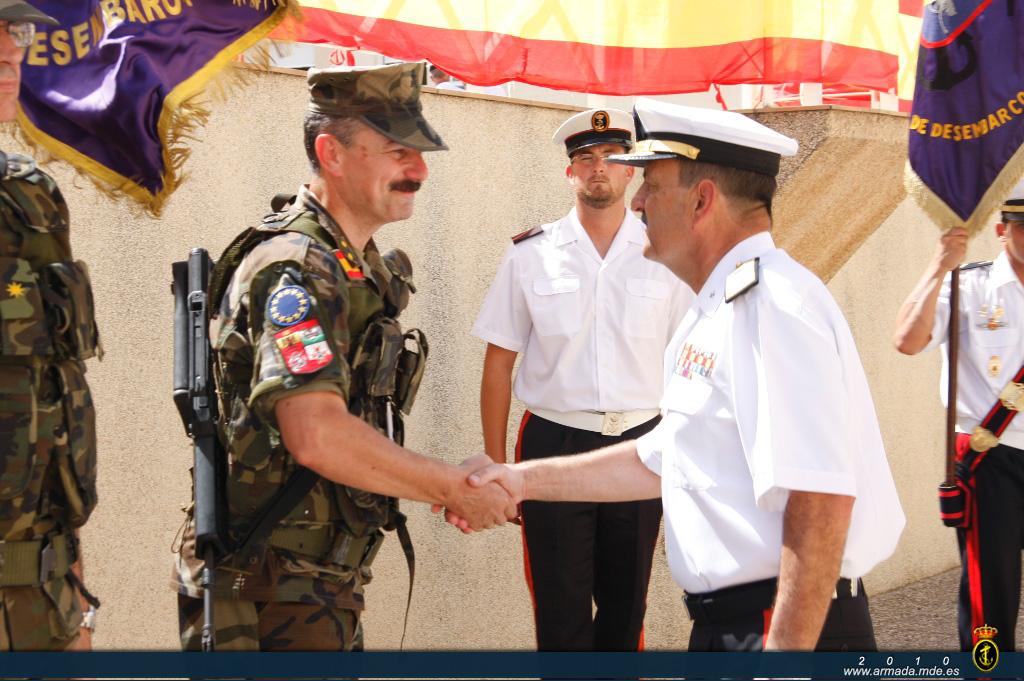 El general Bermudo felicita al teniente coronel Estevez