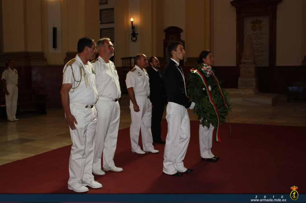El comandante del buque escuela italiano Amerigo Vespucci, junto con el Almirante de Acción Marítima, en la ofrenda floral en el Panteón de Marinos Ilustres
