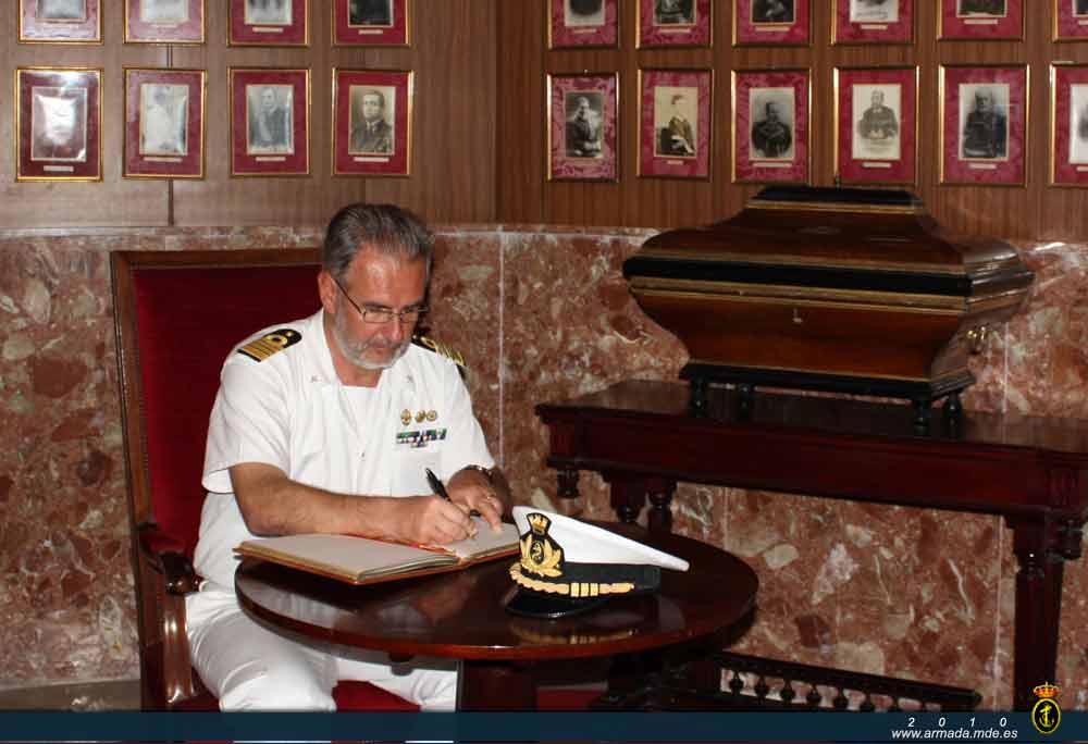 El comandante del buque escuela italiano Giorgio Trossarelli firma en el libro de honor