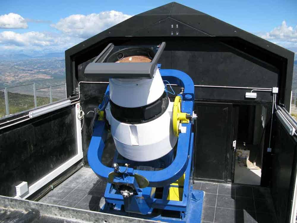 Este telescopio es un diseño de la NASA de gran calidad mecánica y óptica especialmente diseñado para el seguimiento fotográfico de satélites