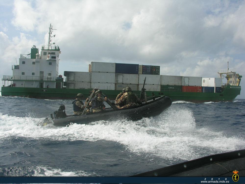 Personal del patrullero Infanta Cristina escoltando al buque mercante Alpha Kirawira