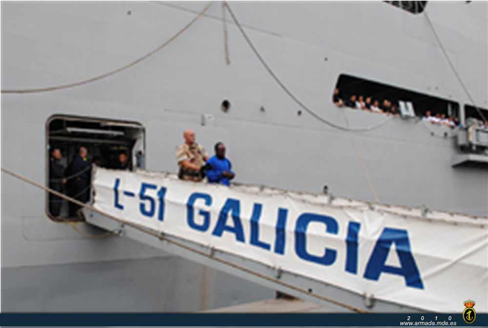 Los cuatro piratas descendieron del barco, escoltados por personal de seguridad, y fueron entregados a la policía de Kenia.