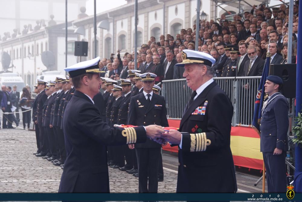 S.M. el Rey hace entrega de la bandera al Comandante del Juan Carlos I