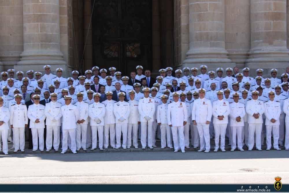 El acto finalizó con la tradicional foto de promoción en la escalinata del Panteón de marinos Ilustres