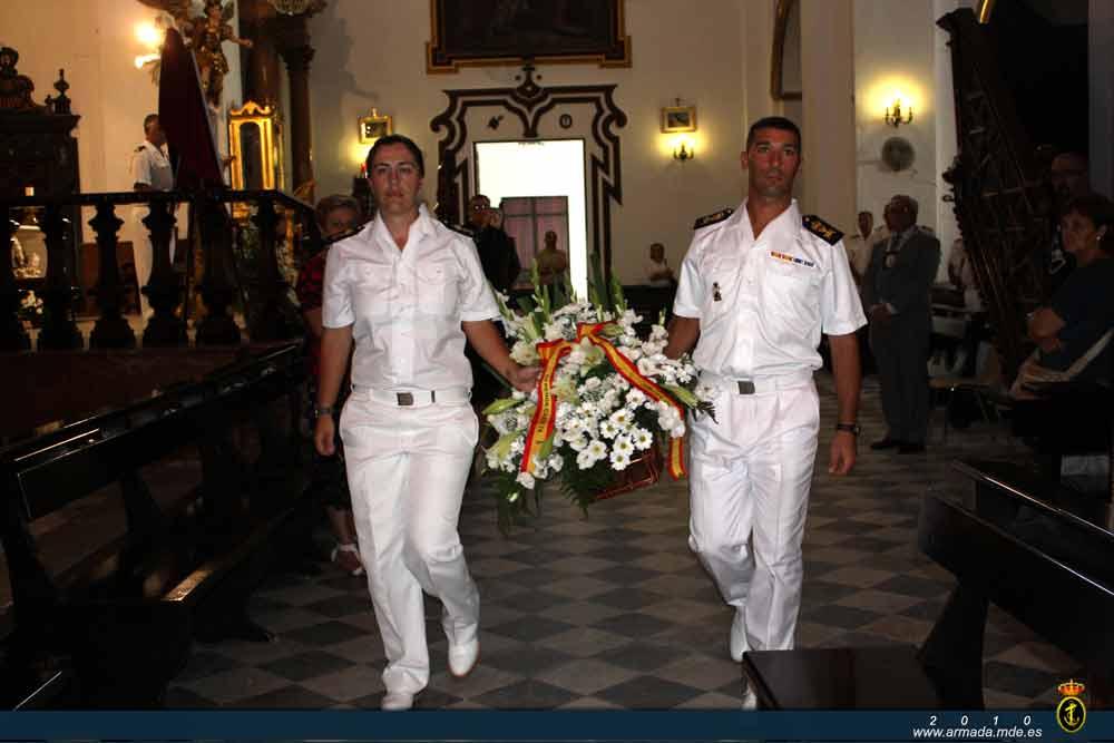 En representación de la 74ª promoción, dos alumnos depositaron la ofrenda floral en el Altar Mayor