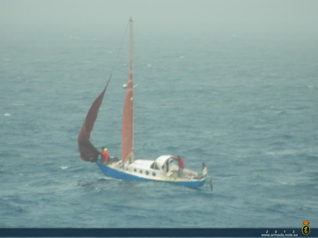 El velero ‘Le Poulais’ se encontraba a la deriva en aguas de Cabo Verde con cuatro tripulantes a bordo