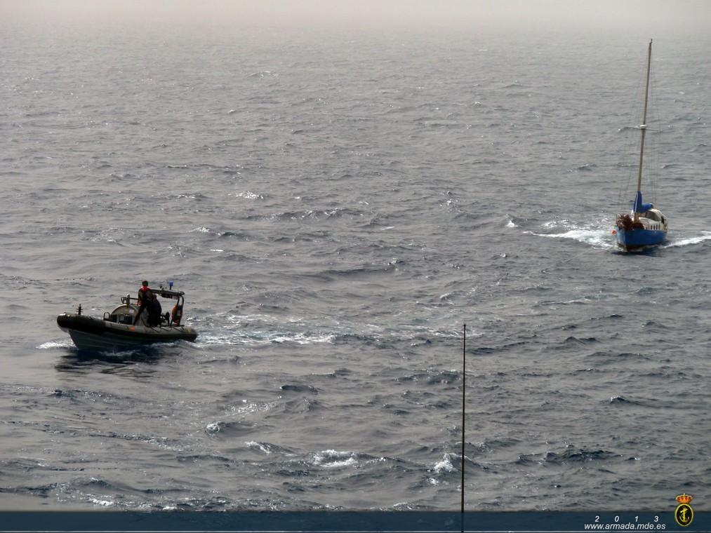 El ‘Relámpago’ dio remolque al velero a través de una embarcación neumática e informó a las autoridades de Cabo Verde