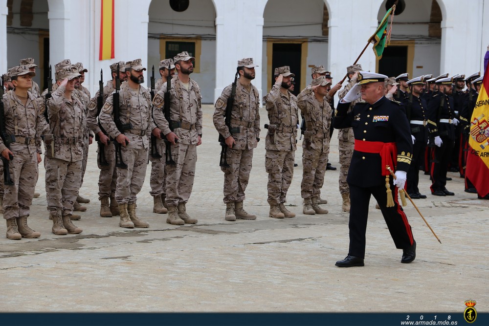 El General Comandante del Tercio de Armada, pasa revista a la Fuerza de IM que partirá a Mali
