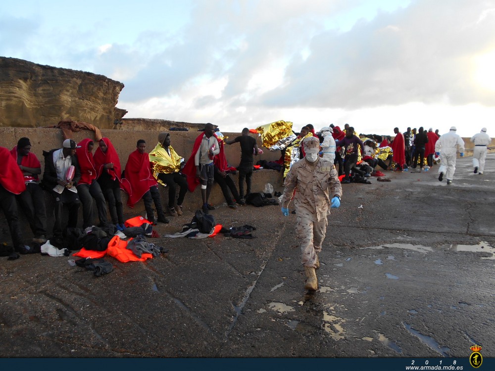 La Armada rescata inmigrantes llegados en patera a isla de Alborán