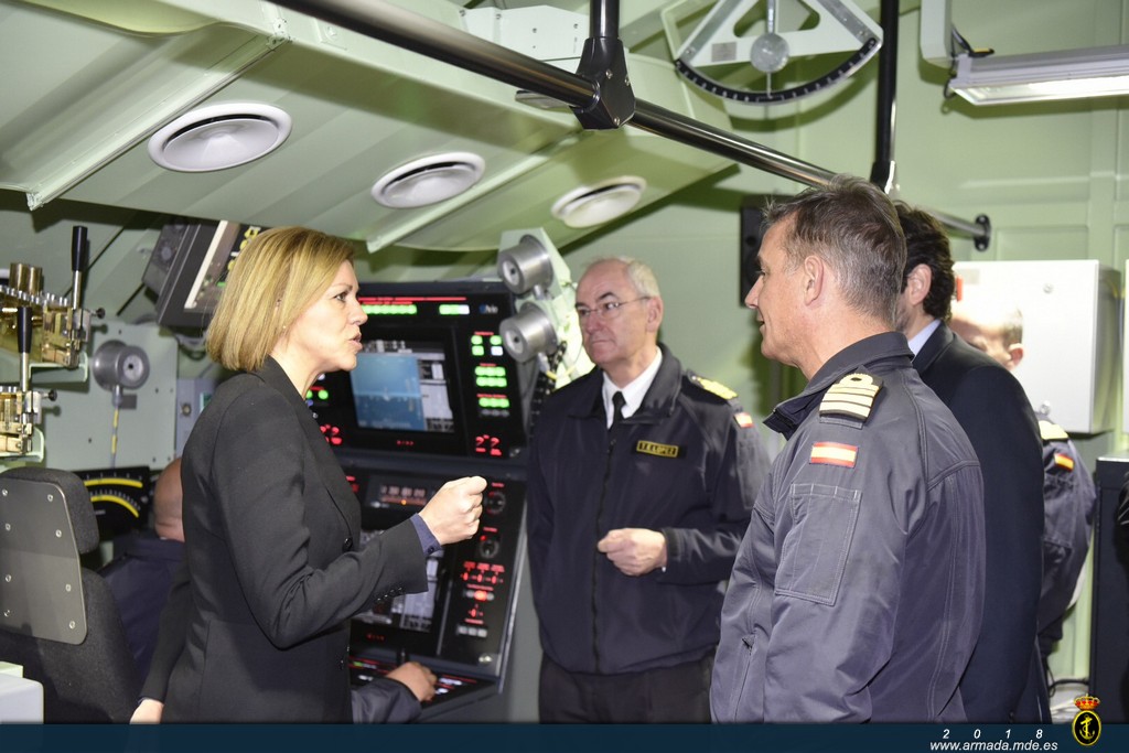La ministra de Defensa durante su visita a la Flotilla de Submarinos