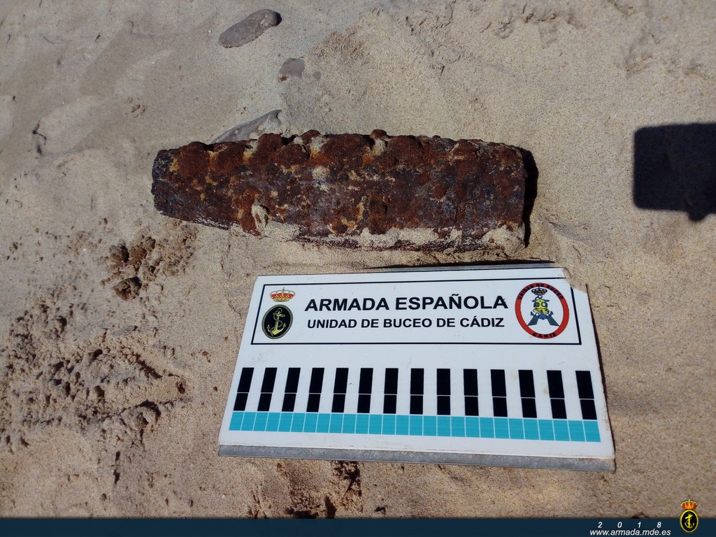 Nuevo hallazgo de cuatro proyectiles en la playa de Camposoto