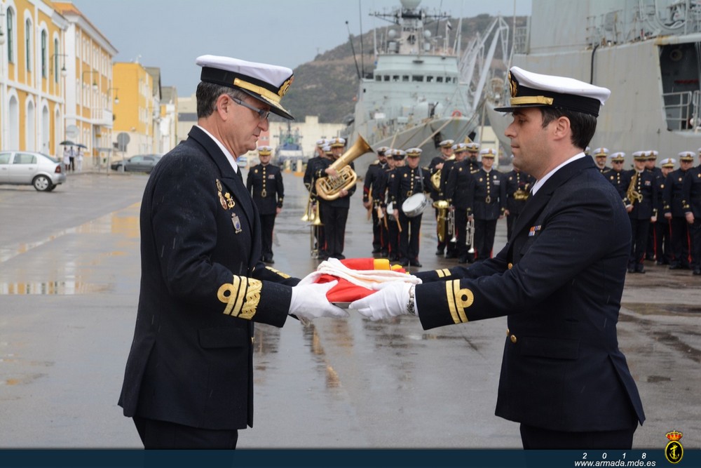 El Comandante del PA Cazadora entrega la Bandera al Almirante del Arsenal