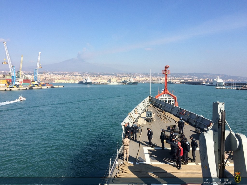 Fragata Santa María entrando en Catania