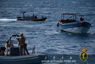 La fragata "Canarias" ayuda a un buque de la Marina somalí en aguas del Océano Índico