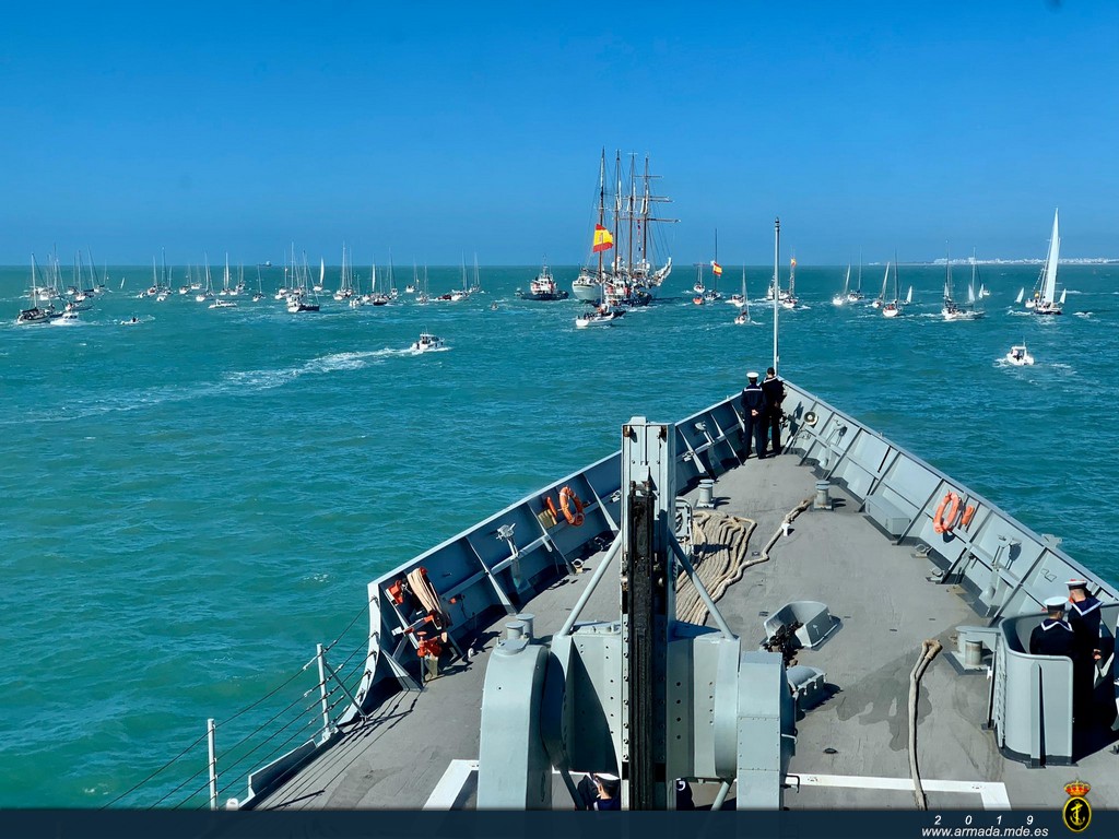 Navegando acompañado de buques en la Bahía de Cádiz
