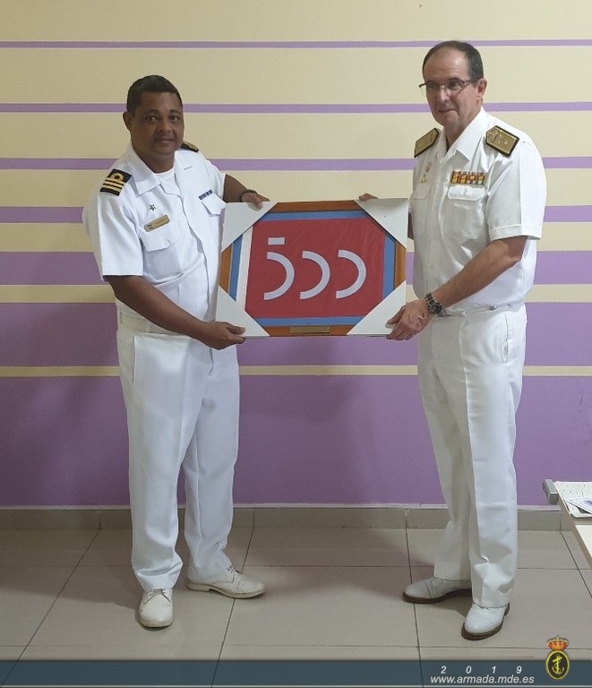 El Almirante del Mando Naval de Canarias entrega la bandera del "V Centenario" a la Guardia Costeira de Cabo Verde