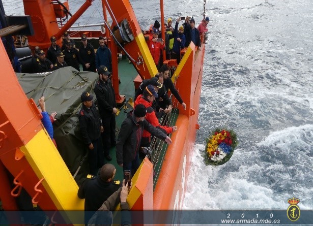 El BIO "Hespérides" realiza un acto de homenaje a los fallecidos en el accidente aéreo del Hércules C-130 de la Fuerza Aérea de Chile