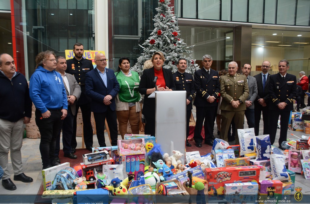 La Armada entrega juguetes al Ayuntamiento de Cartagena como contribución a la campaña navideña "Juguetea"