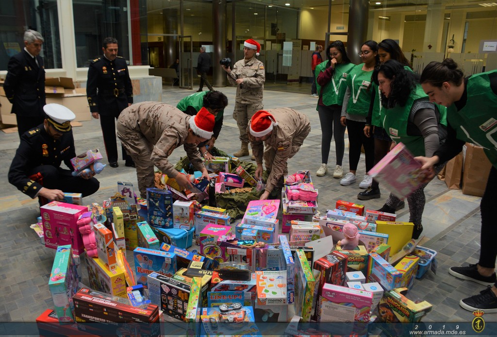 La Armada entrega juguetes al Ayuntamiento de Cartagena como contribución a la campaña navideña "Juguetea"