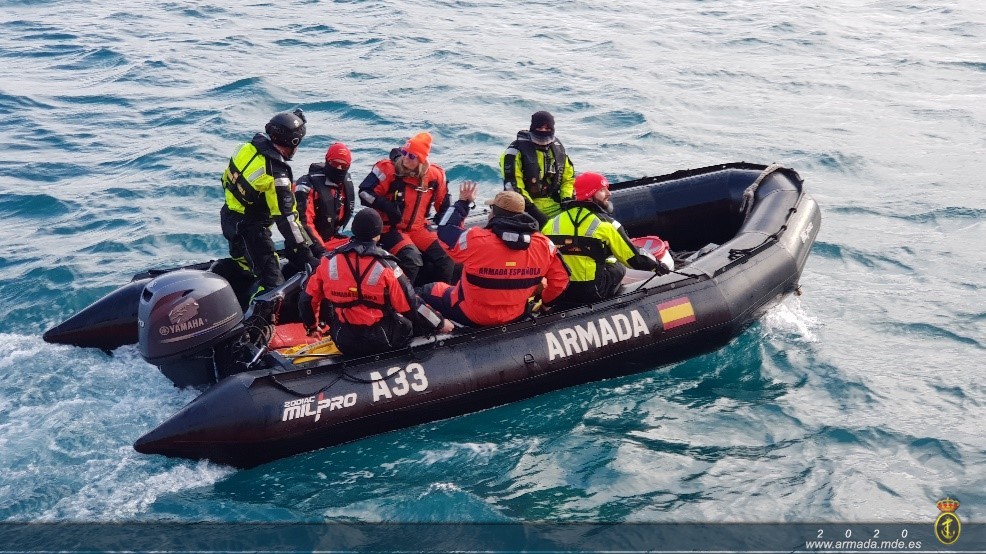 Evacuación médica de una de las investigadoras a bordo del Buque de Investigación Oceanográfica "Hespérides"