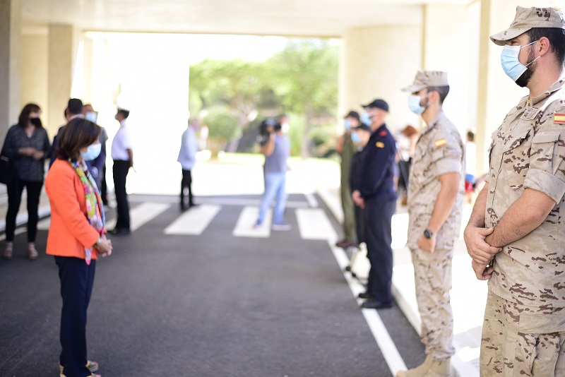 Imagen La Ministra de Defensa saluda a los de Infantes de Marina Desplegados durante la Operación Balmis