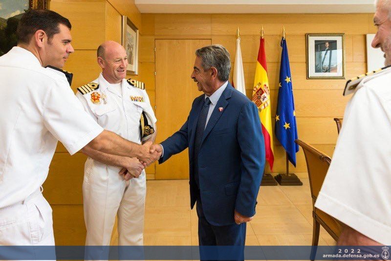 El Comandante García Ruíz saluda al Presidente Revilla