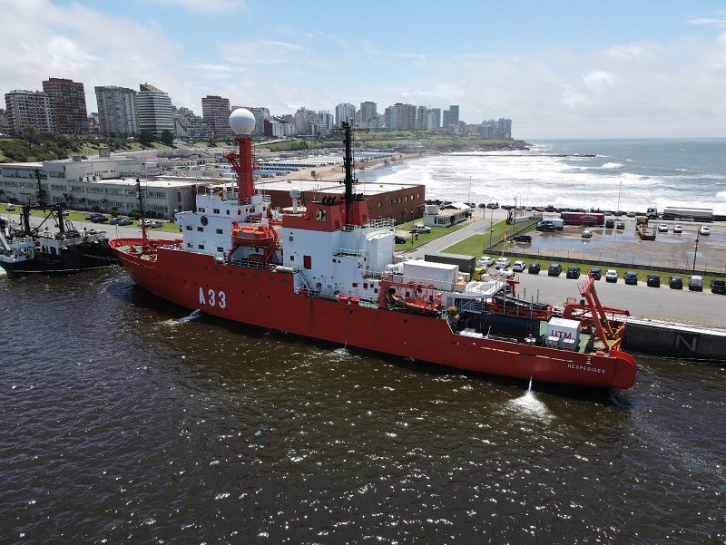 Atraque del "Hespérides" en la Base Naval Mar del Plata