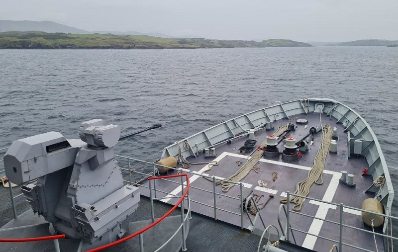 Patrullero Centinela navegando por la costa occidental irlandesa