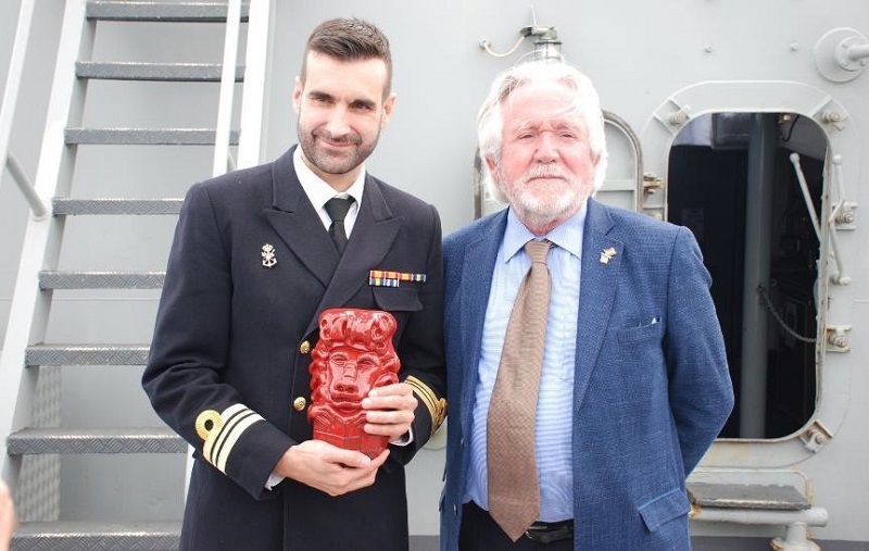 Comandante del Centinela con Presidente de la asociación "Spanish Armada Ireland", Eddie
O’Gorman