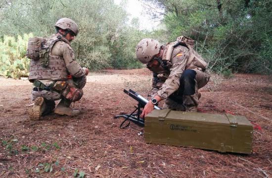 Operadores Equipo de Desactivadores de explosivos de la Unidad de Buceadores de Medidas contra Minas, preparando un ataque con cañón disruptor sobre una caja de munición 