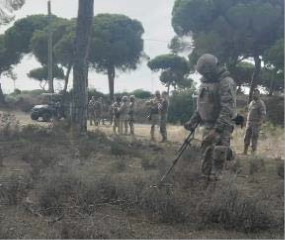 Operador BCM avanzando en un campo minado