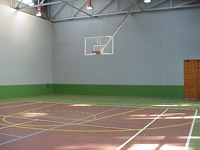 Vista pista baloncesto cubierta