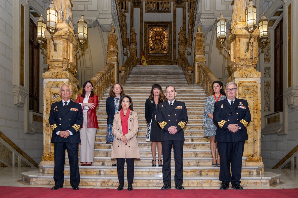 En la imagen, la Ministra de Defensa con el AJEMA, el DIRHISC y las comisarias de la exposición.