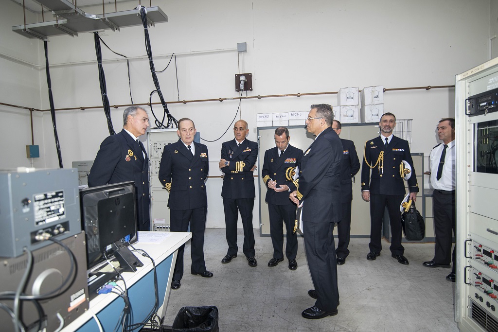 El AJEMA visitando el taller de mantenimiento de misiles de la B.N. de Rota